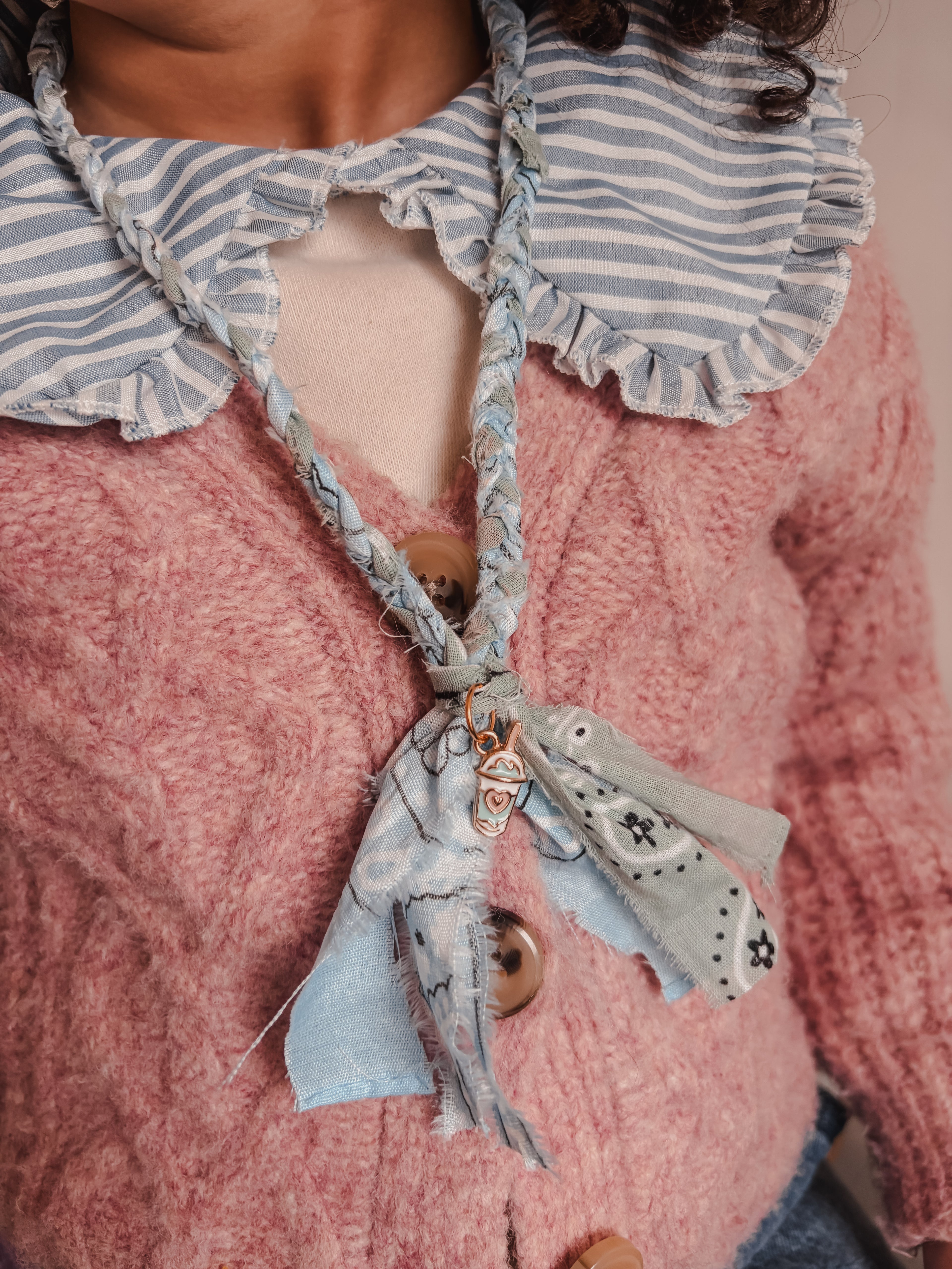 Bandana ketting lichtblauw/mintgroen met bedel