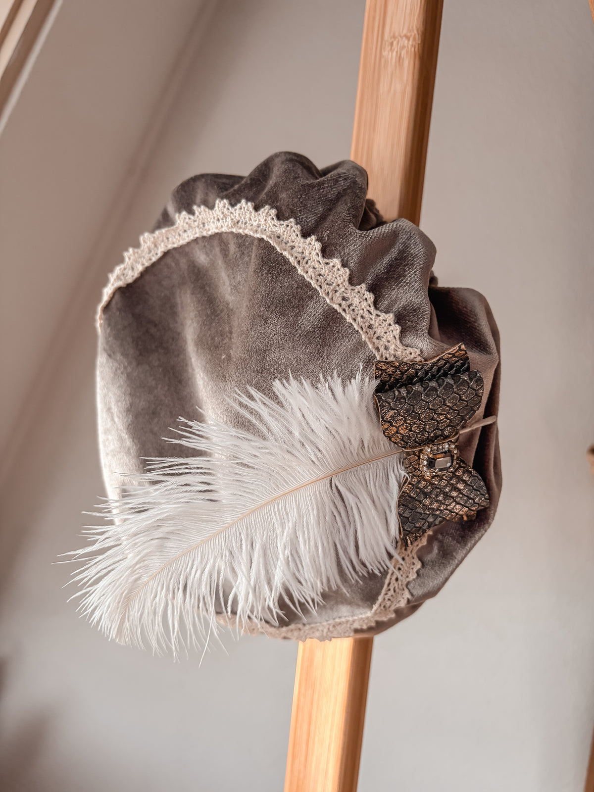 Pietenmuts taupe strik | te personaliseren met naam