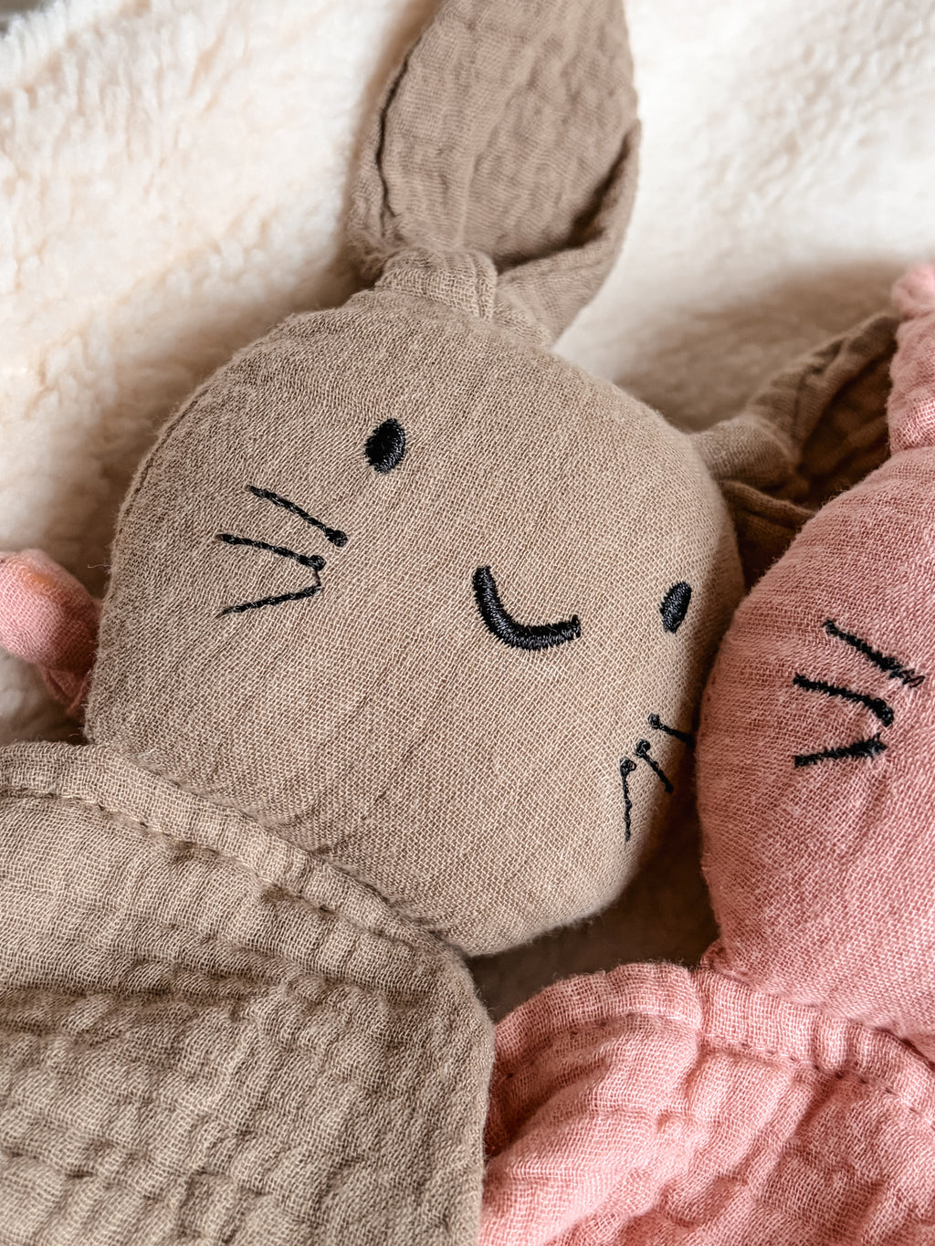 Mousseline knuffeldoekje konijn handgeborduurd met naam - diverse kleuren