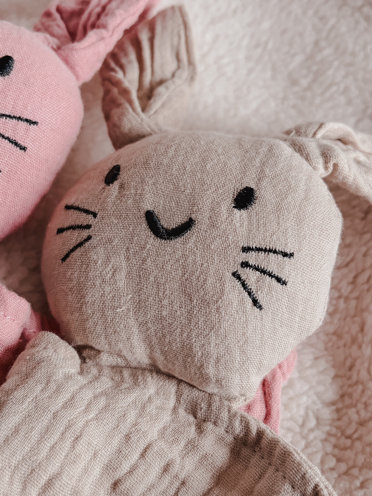 Mousseline knuffeldoekje konijn handgeborduurd met naam - diverse kleuren