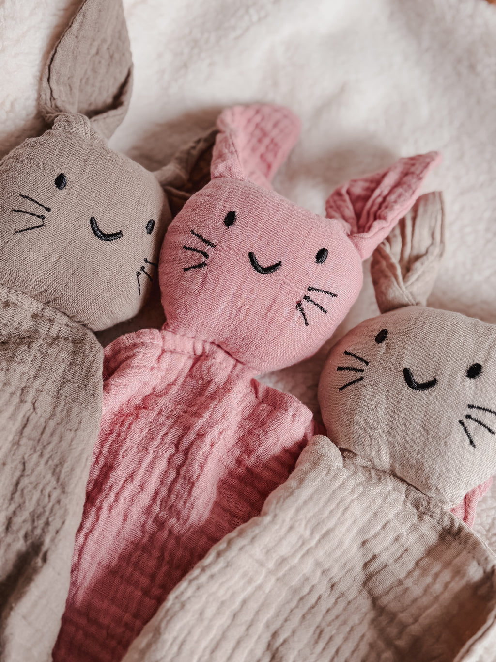 Mousseline knuffeldoekje konijn handgeborduurd met naam - diverse kleuren