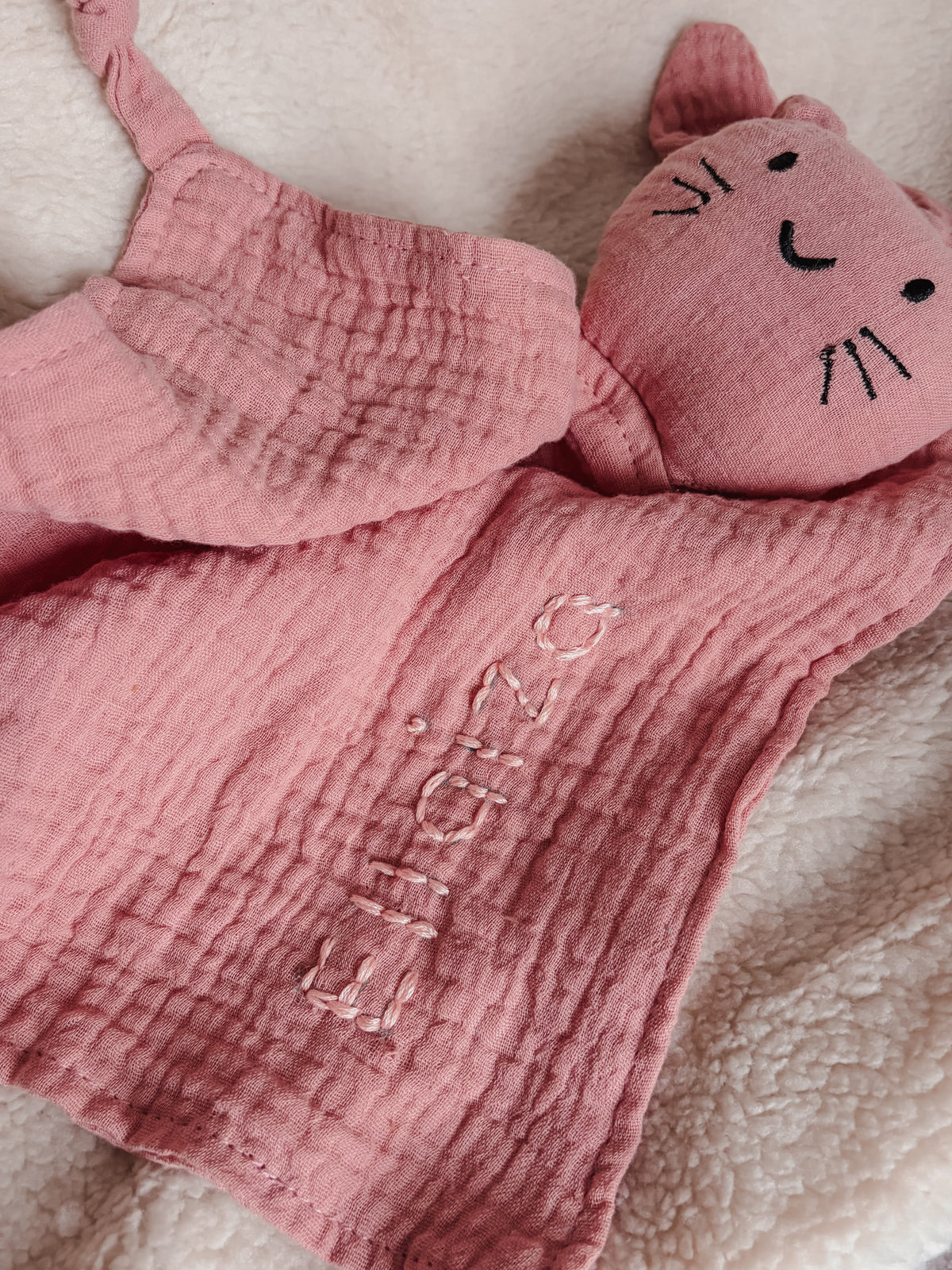 Mousseline knuffeldoekje konijn handgeborduurd met naam - diverse kleuren